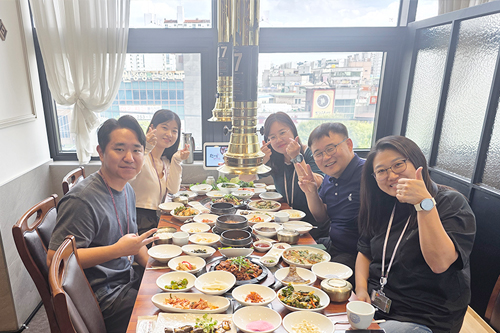 케이스, 제임스, 릴리, 엘레나와 함께하는 존의 식탁!​