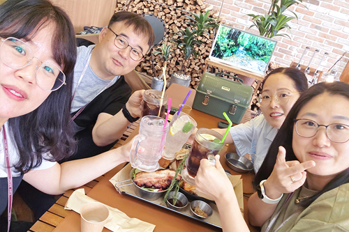 라라, 릴리, 엘레나와 함께하는 존의 식탁!​