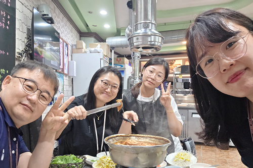 아리사, 릴리, 엘레나와 함께하는 존의 식탁!​