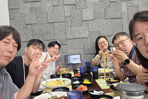 알리, 리웅, 조나단, 릴리, 엘레나와 함께하는 존의 식탁!​