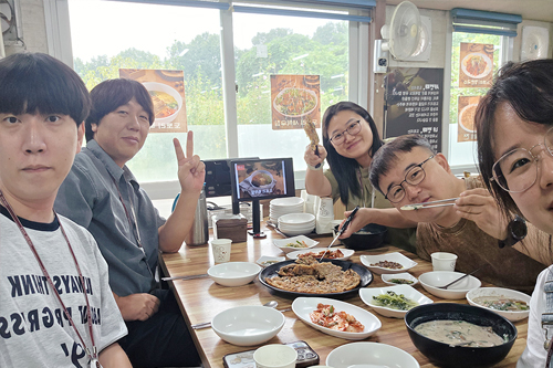 이안, 조나단, 릴리, 엘레나와 함께하는 존의 식탁!​