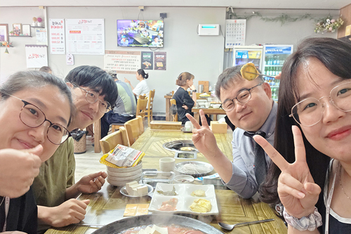 잭, 릴리, 엘레나와 함께하는 존의 식탁!​