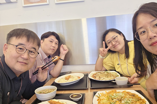 스캇, 릴리, 엘레나와 함께하는 존의 식탁!​