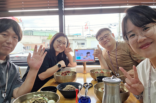 조나단, 릴리, 엘레나와 함께하는 존의 식탁!​