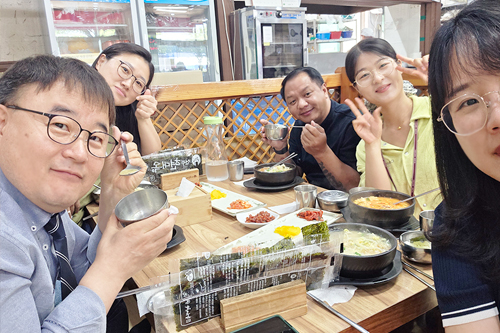 에드윈, 케이시, 릴리, 엘레나와 함께하는 존의 식탁!​