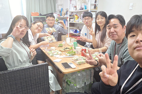 에이든, 케이스, 제임스, 릴리, 엘레나와 함께하는 존의 식탁!​