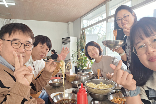 조나단, 지니, 엘레나, 릴리와 함께하는 존의 식탁!​