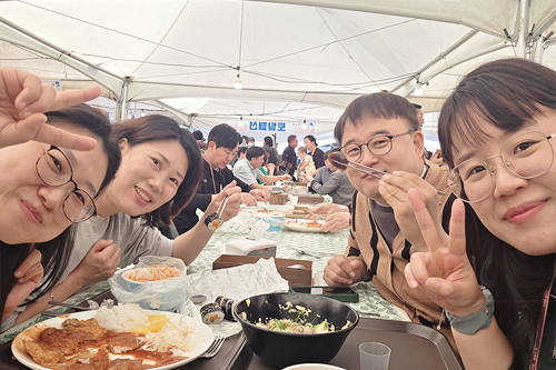 지니, 엘레나, 릴리와 함께하는 존의 식탁!​