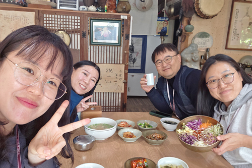 체리, 엘레나, 릴리와 함께하는 존의 식탁!​