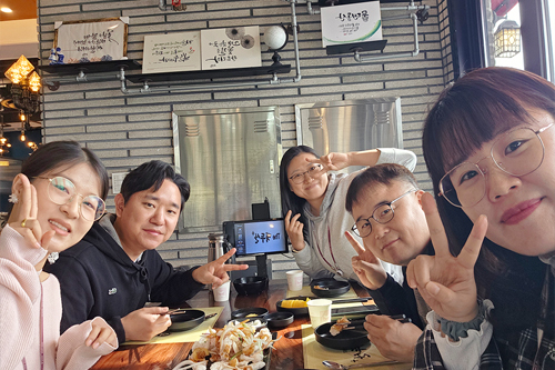 케이시, 제임스, 엘레나, 릴리와 함께하는 존의 식탁!​