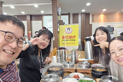 케이시, 라라, 릴리, 엘레나와 함께하는 존의 식탁!​