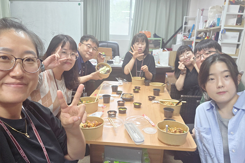 코빈, 리에나, 앤, 세라, 엘레나, 릴리와 함께하는 존의 식탁!​