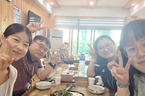 케이씨, 엘레나, 릴리와 함께하는 존의 식탁!​