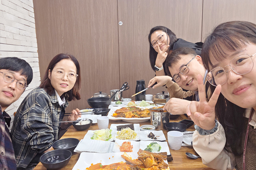 라라, 에이든, 엘레나, 릴리와 함께하는 존의 식탁!​