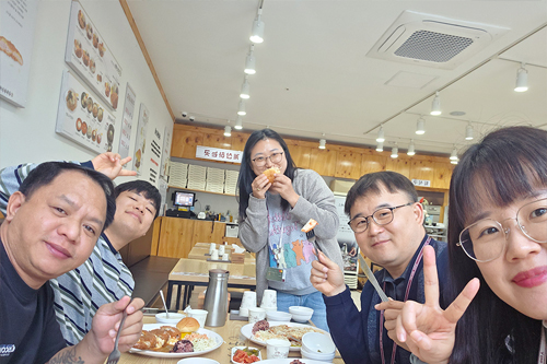 데이빗, 에드윈, 엘레나, 릴리와 함께하는 존의 식탁!​