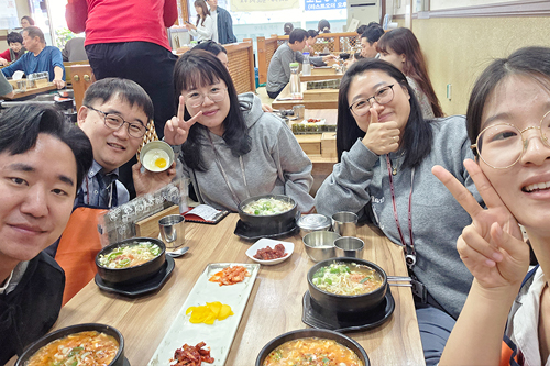 제임스, 케이시,엘레나, 릴리와 함께하는 존의 식탁!​