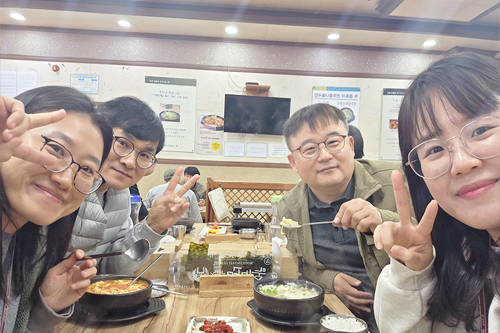 다니엘, 엘레나, 릴리와 함께하는 존의 식탁!​