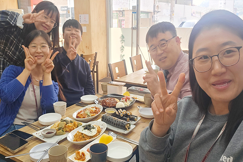 케이시, 데이빗, 엘레나, 릴리와 함께하는 존의 식탁!​