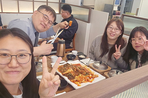 샤오, 엘레나, 릴리와 함께하는 존의 식탁!​