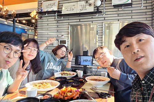 스캇, 다니엘, 미카엘라, 릴리와 함께하는 존의 식탁!​