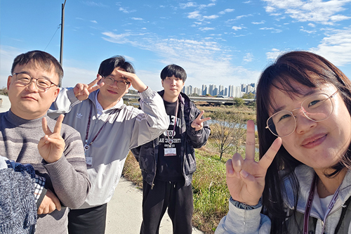 알리, 이안, 릴리와 함께하는 존의 식탁!​