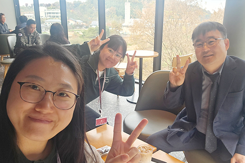 엘레나, 릴리와 함께하는 존의 식탁!​