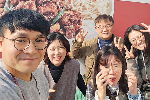 다니엘, 지니, 릴리, 엘레나와 함께하는 존의 식탁!​