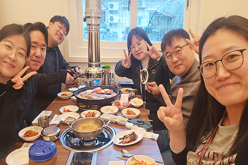 케이시, 데이빗, 제임스, 릴리, 엘레나와 함께하는 존의 식탁!​