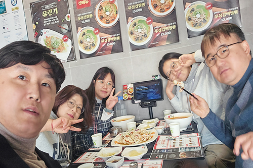 스캇, 미카, 릴리, 엘레나와 함께하는 존의 식탁!​