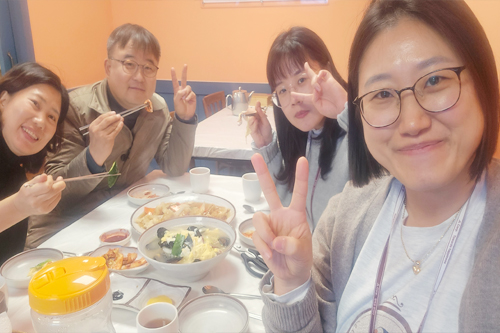 지니, 릴리, 엘레나와 함께하는 존의 식탁!​