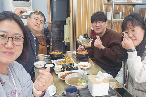 알리, 릴리, 엘레나와 함께하는 존의 식탁!​