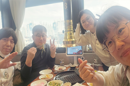 조나단, 릴리, 엘레나와 함께하는 존의 식탁!​