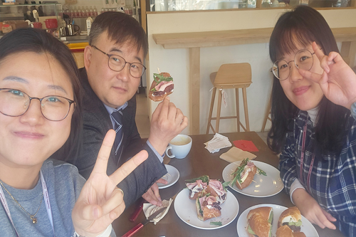 릴리, 엘레나와 함께하는 존의 식탁!​