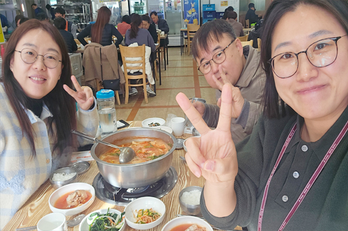 샤오, 엘레나와 함께하는 존의 식탁!​