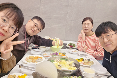 잭, 아리사, 릴리와 함께하는 존의 식탁!​