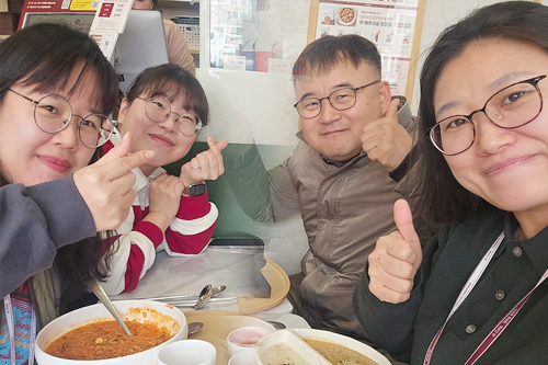 세라, 엘레나, 릴리와 함께하는 존의 식탁!​