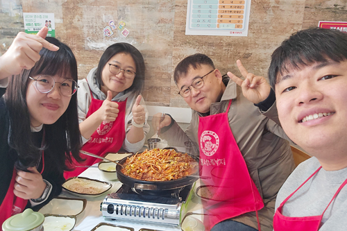 데이비드, 엘레나, 릴리와 함께하는 존의 식탁!​