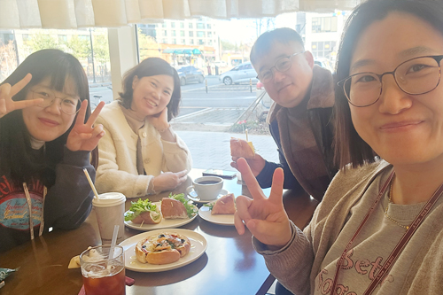 지니, 엘레나, 릴리와 함께하는 존의 식탁!​