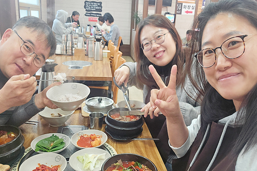 샤오, 엘레나와 함께하는 존의 식탁!​