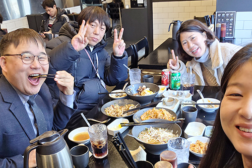 조나단, 케이시, 지니와 함께하는 존의 식탁!​