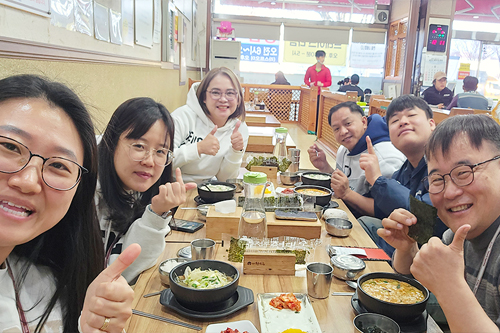 말루, 에드윈, 데이비드, 릴리, 엘레나와 함께하는 존의 식탁!​