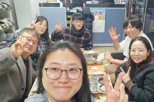 조나단, 라라, 에이든, 릴리, 엘레나와 함께하는 존의 식탁!​