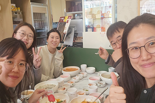 샤오, 체리, 릴리, 엘레나와 함께하는 존의 식탁!​