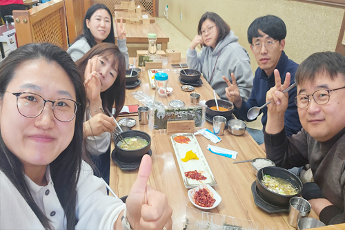 체리, 앤, 미카, 잭, 릴리, 엘레나와 함께하는 존의 식탁!​