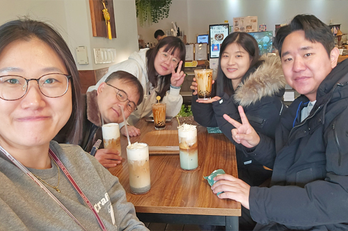 케이시, 제임스, 릴리, 엘레나와 함께하는 존의 식탁!​