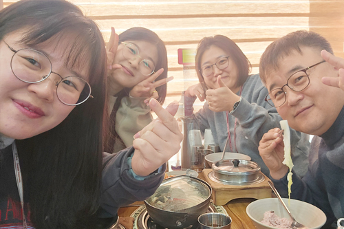 케이시, 엘레나, 릴리와 함께하는 존의 식탁!​