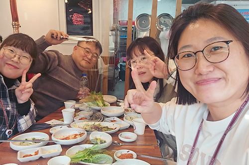 세라, 엘레나, 릴리와 함께하는 존의 식탁!