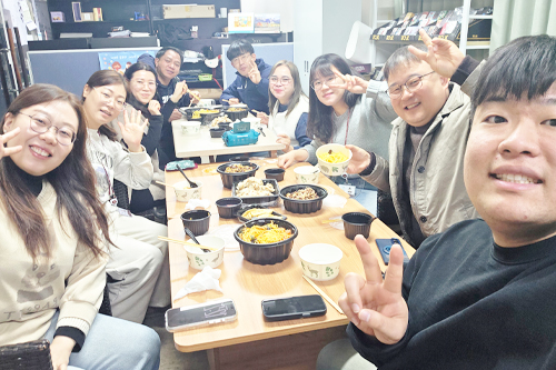 에드윈, 잭, 체리, 말루, 아리사, 샤오, 데이비드, 엘레나, 릴리와 함께하는 존의 식탁!