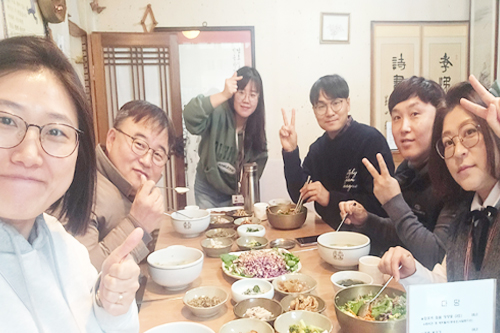 스캇, 미카, 다니엘, 엘레나, 릴리와 함께하는 존의 식탁!