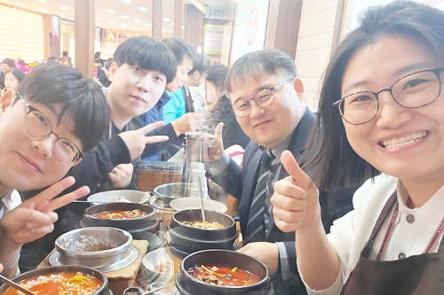 이안, 알리, 엘레나, 릴리와 함께하는 존의 식탁!